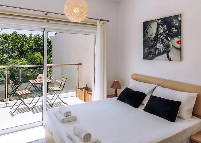 Venus Townhouse Near The Sea